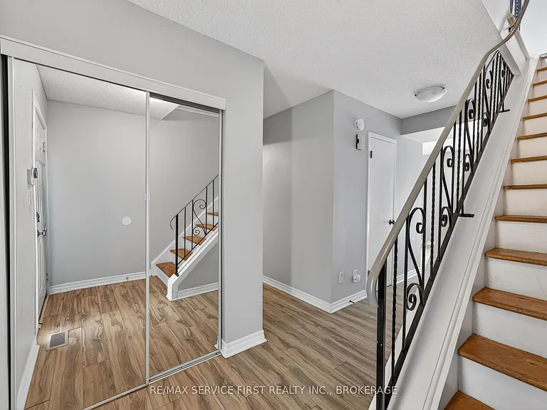 877 Muirfield Cres — Photo 5