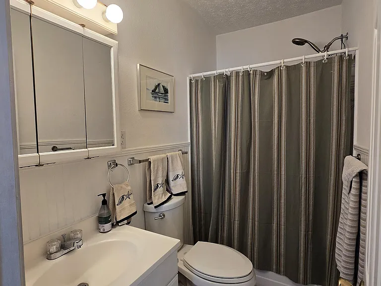 1200 Clay Ave — Photo 3