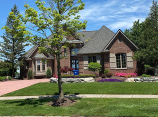 3702 Newport Way Dr, Waterford, MI 48329