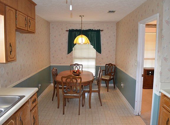 4th image of 501 Hillcrest Dr