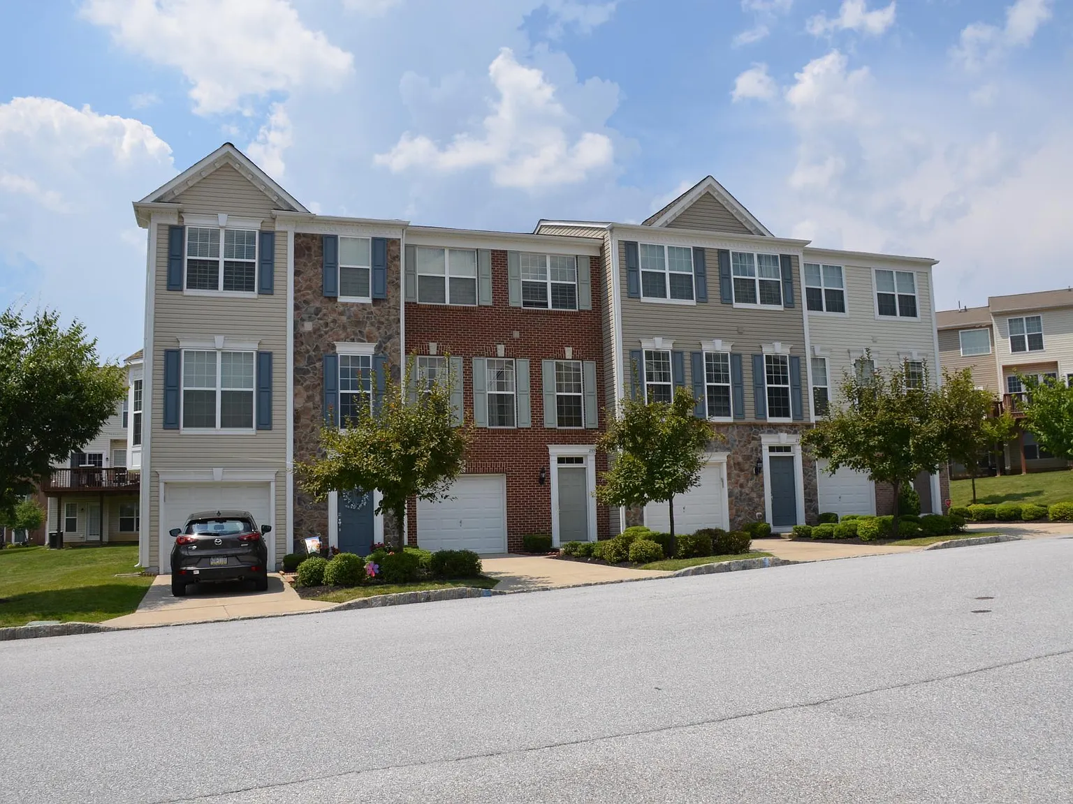 255 Hudson Dr — Photo 2