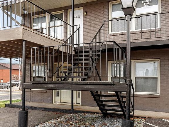 4th image of 714 S Wooster Ave #17