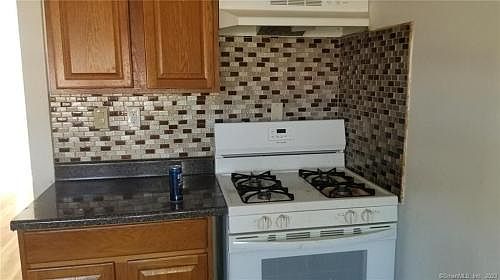 4th image of 27 Glen St #13