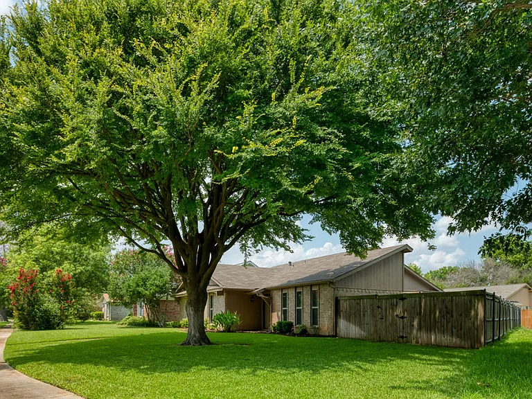 3013 Queens Way — Photo 3