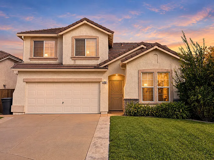 4 bed, 2.5 bath, 1516 sqft, $2,795 — Photo 1