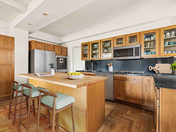 3rd image of 135 Eastern Pkwy APT 4A