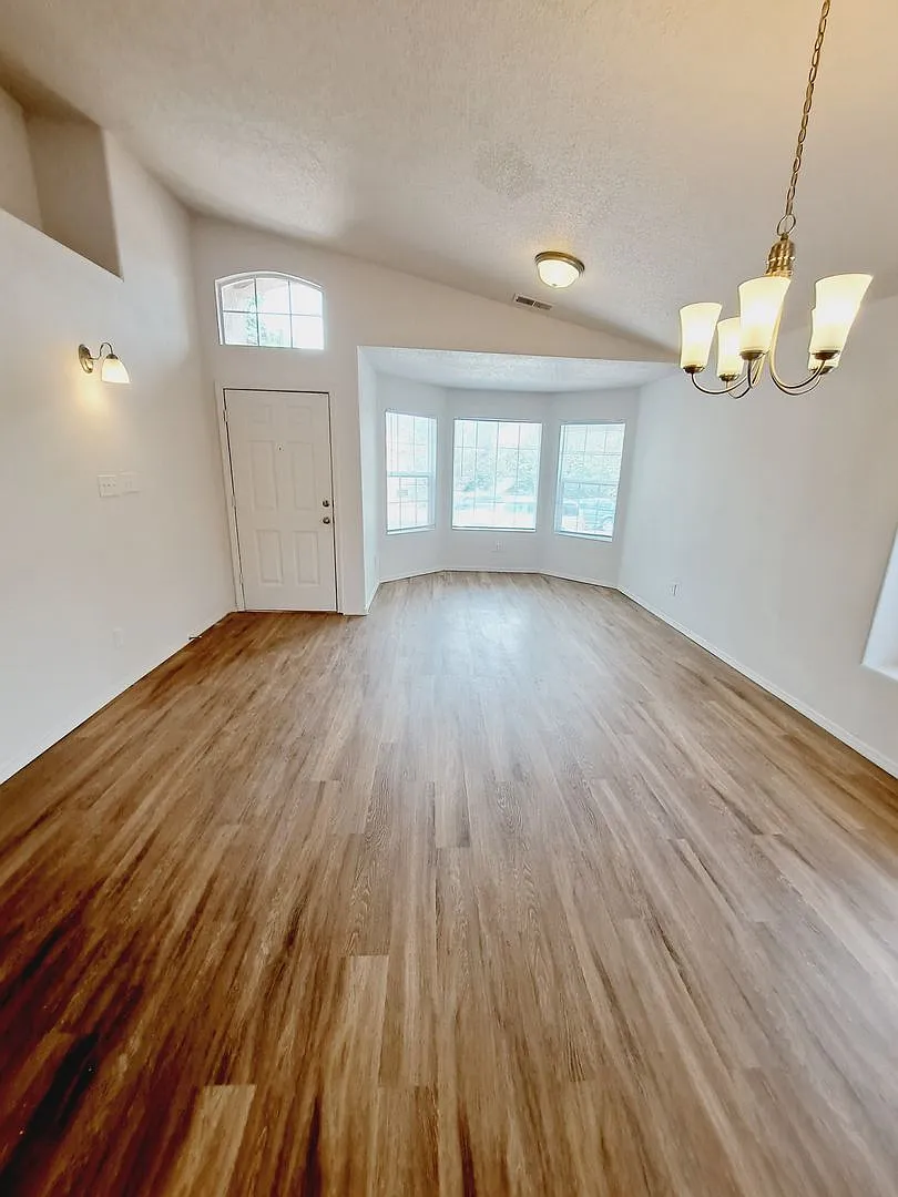 3 bed 2 bath home in Huning Ranch. Great Yard! — Photo 3