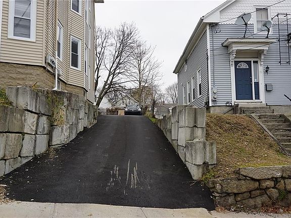 4th image of 35 Whittier Ave