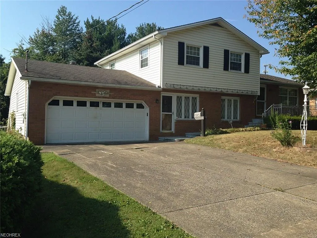 528 Maplewood Ave photo 1