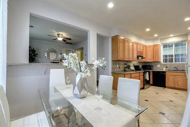 3 bed, 1100 sqft, $3,300 — Photo 3