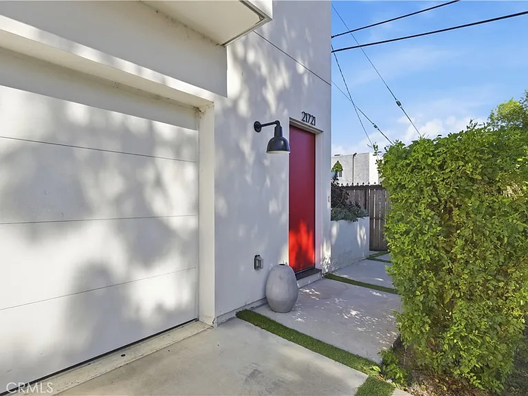 21721 Hart St — Photo 2