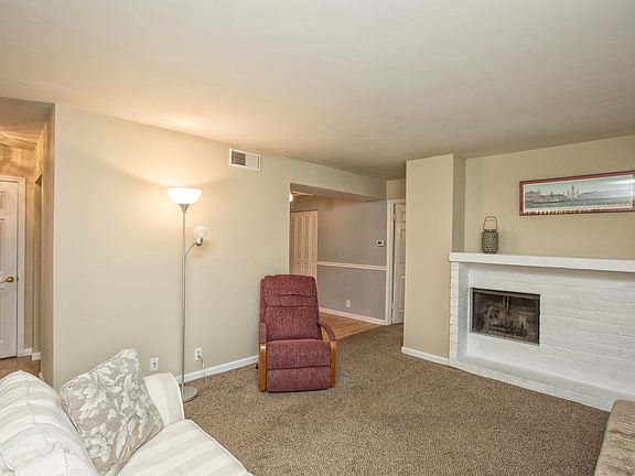 4th image of 649 Coeur De Royale Dr APT B
