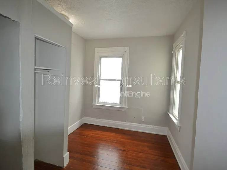 310 E 16th St — Photo 5