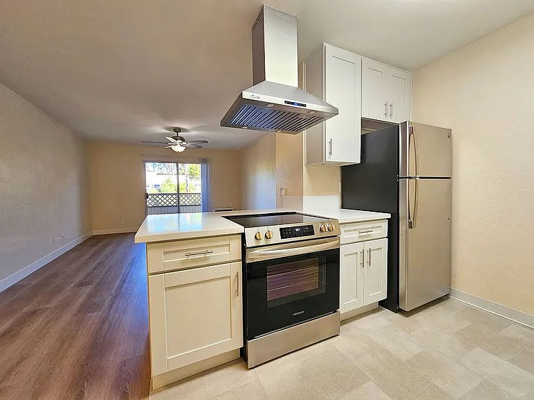 Parklane Apartments — Photo 34