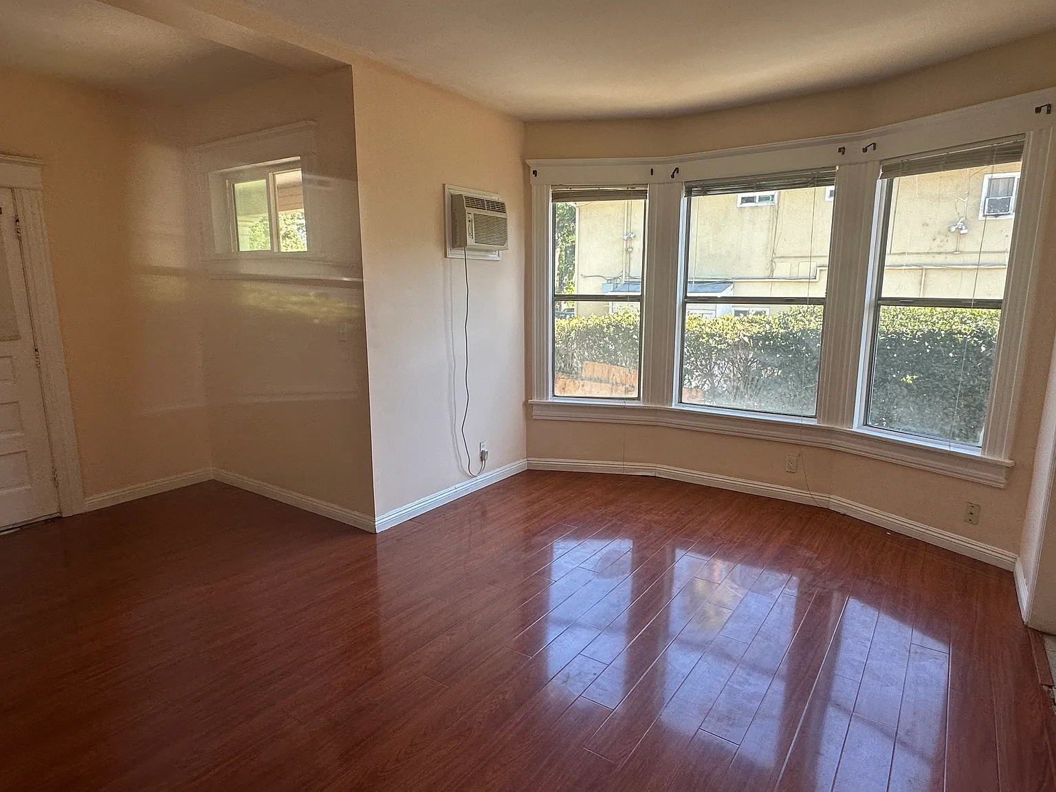 3 bed, 1300 sqft, $3,950 — Photo 3