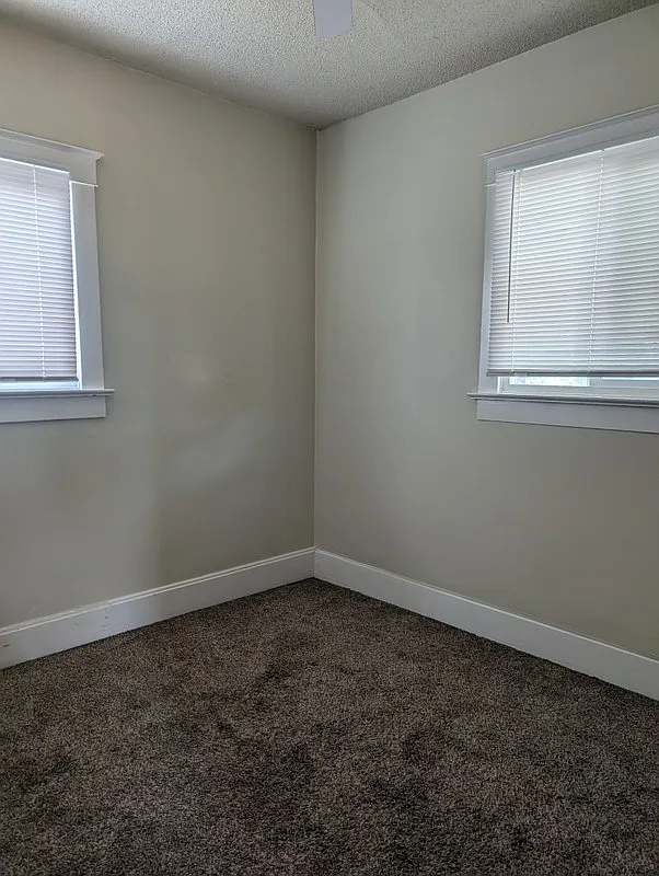 Cute 3 bedroom main floor apartment — Photo 3