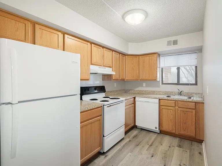 297 E Jefferson St #404 — Photo 6