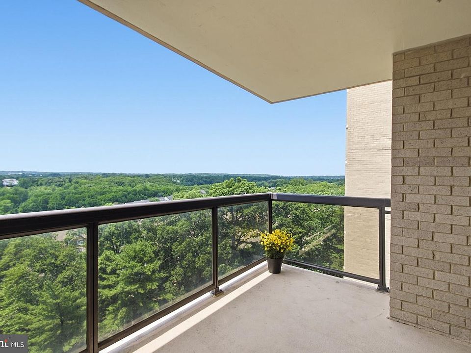 1st image of 307 Yoakum Pkwy APT 1104