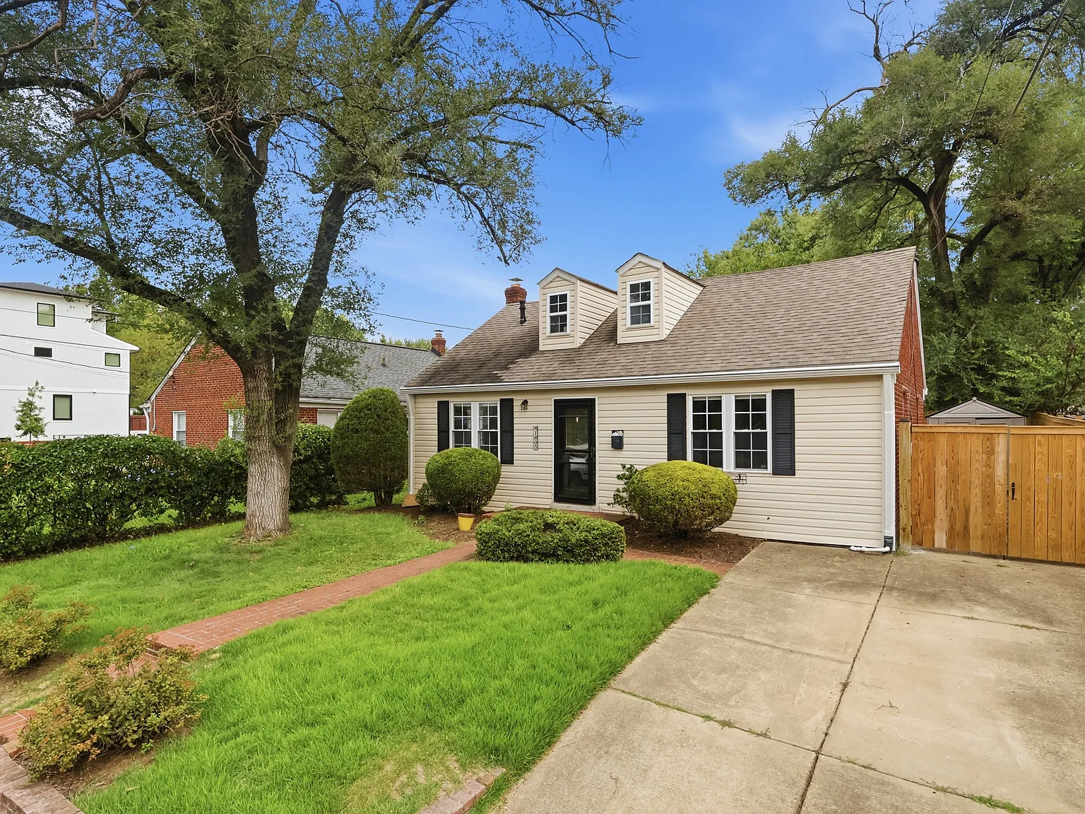 4 bed, 2.0 bath, 1501 sqft, $4,200 — Photo 3