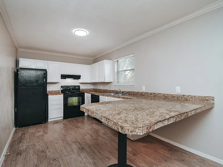 Parkwood Apartments — Photo 30