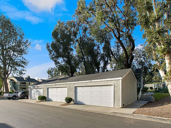 Detached 2-car garage