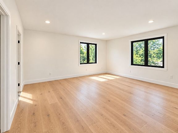 4th image of 40 Hollytree Rd