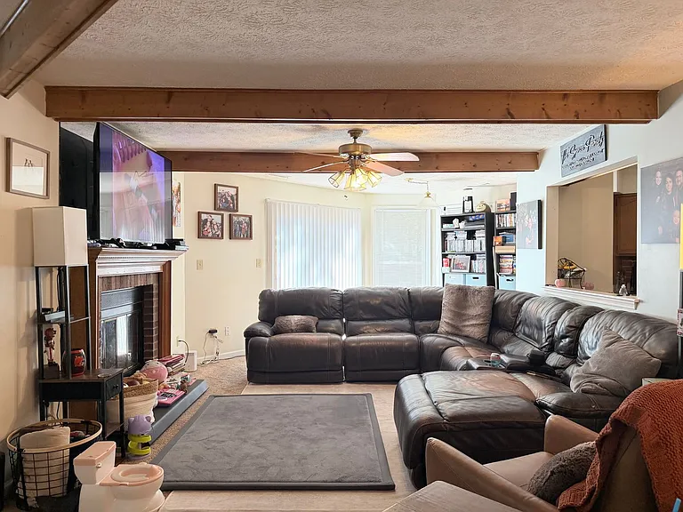 202 Sheffield Ln — Photo 3