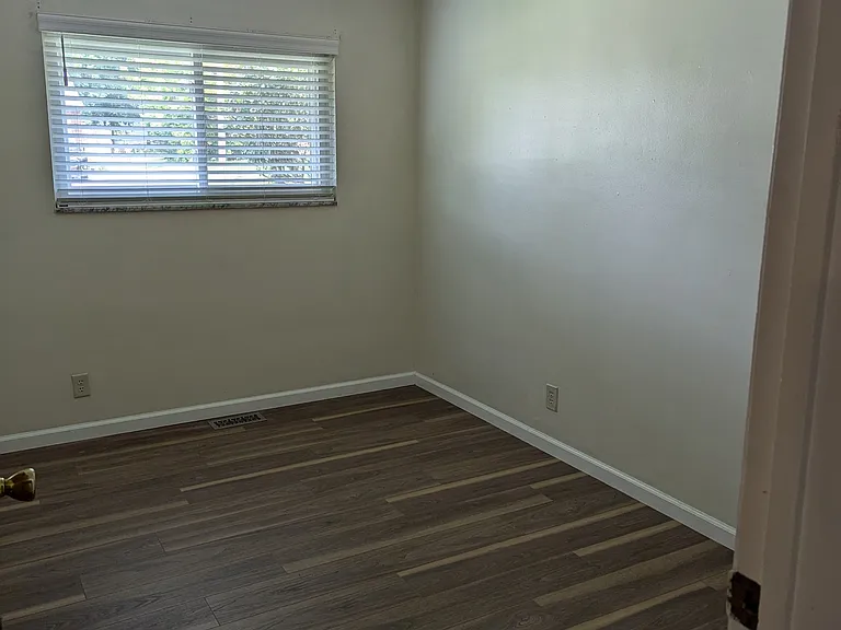 623 Crestview Dr — Photo 16