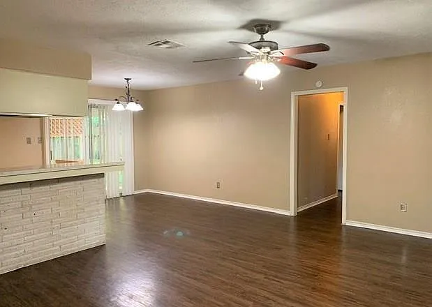 2123 Williamsburg Ct S — Photo 5