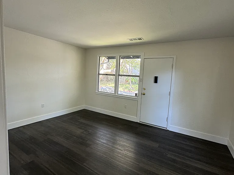 80 Martin Dr — Photo 18
