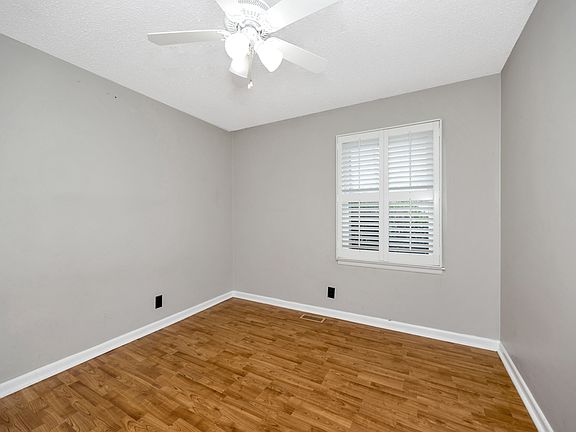 4th image of 106 Douglas St