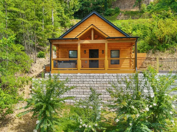 1026 Black Bear Cub Way, Sevierville, TN 37876