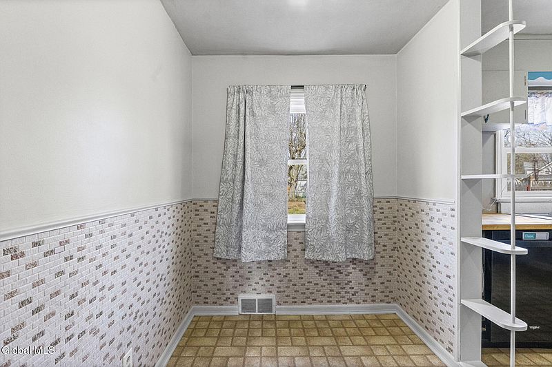 4th image of 1815 Curry Road