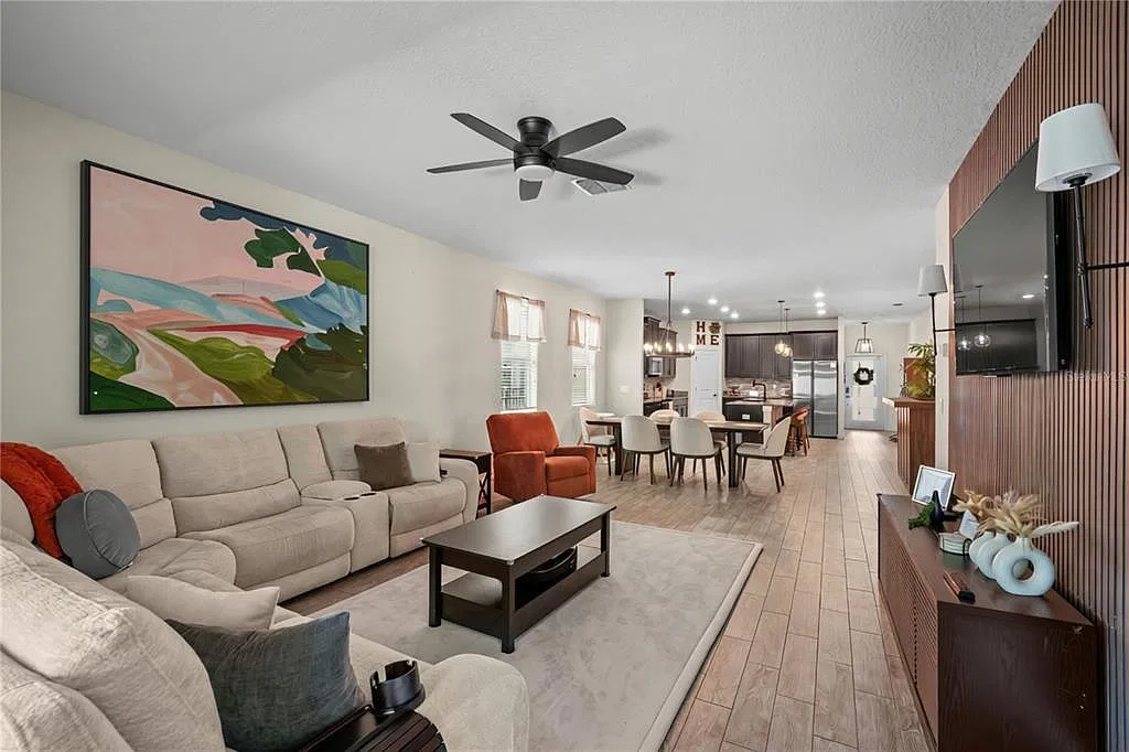 3 bed, 2.0 bath, 2089 sqft, $3,250 — Photo 2