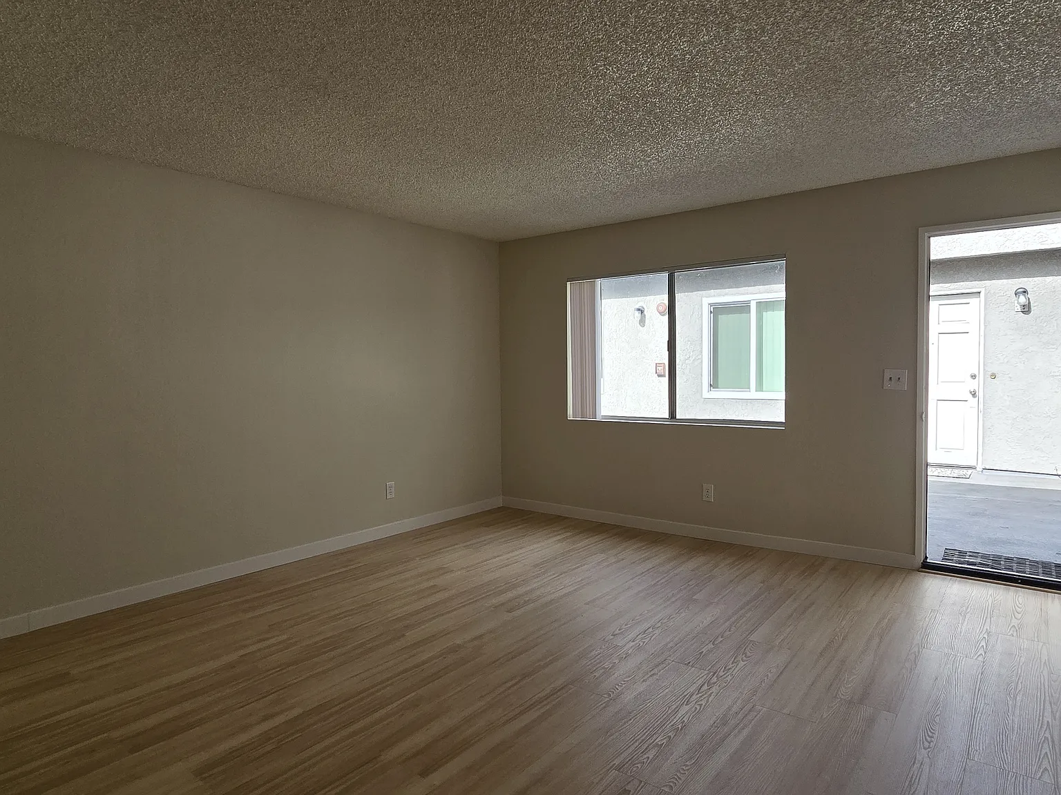 2 bed, 900 sqft, $2,550 — Photo 3