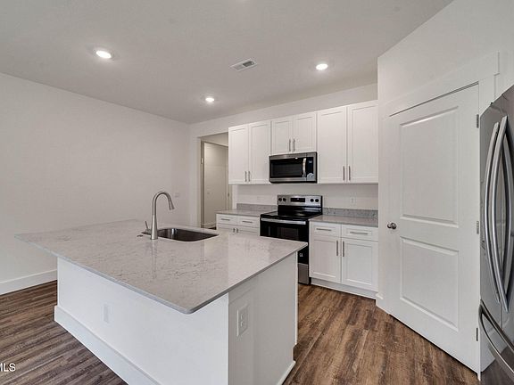 4th image of 660 Saint Andrews Dr