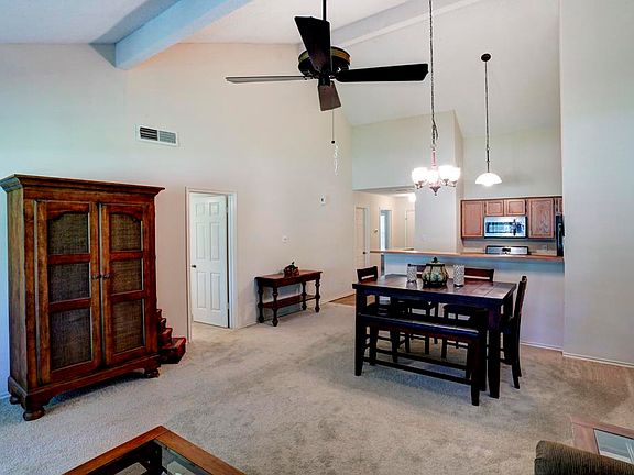 5th image of 723 E Country Grove Cir