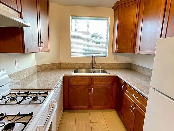 3rd image of 1215 N Hayworth Ave APT 204