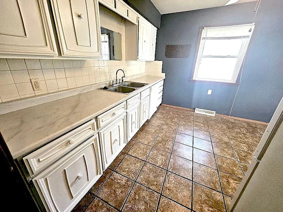 2 bed, 1.0 bath, 976 sqft, $1,000 — Photo 2