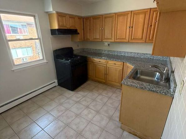 124 Oak St APT 2B