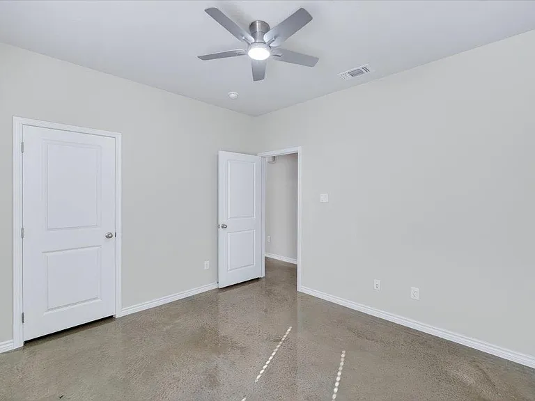 412 W Avenue C — Photo 28