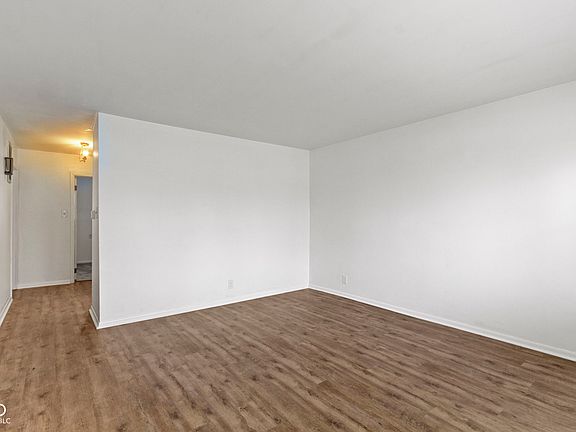 5th image of 3033-3035 S Hartman Dr