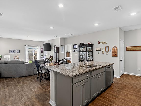 4th image of 410 Eastern Pine Dr