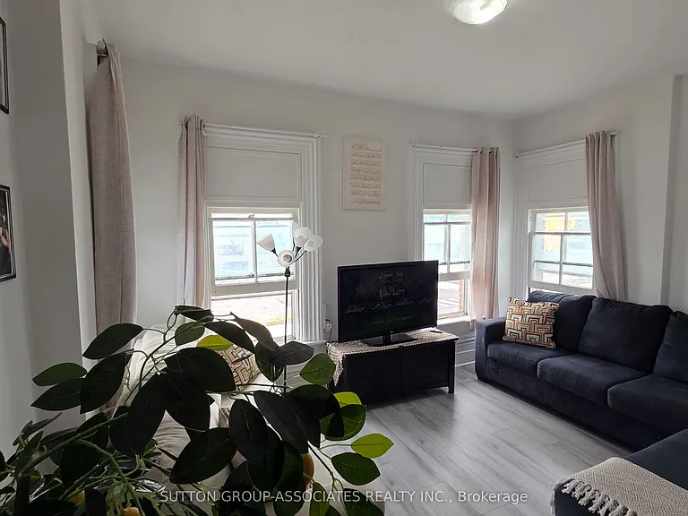 65 Holland St W #3 — Photo 1