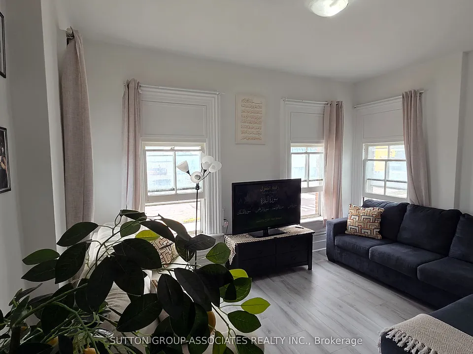 65 Holland St W #3