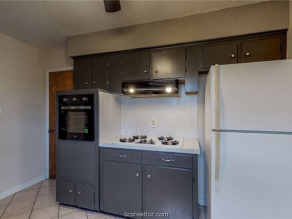 5th image of 1407 Holleman Dr