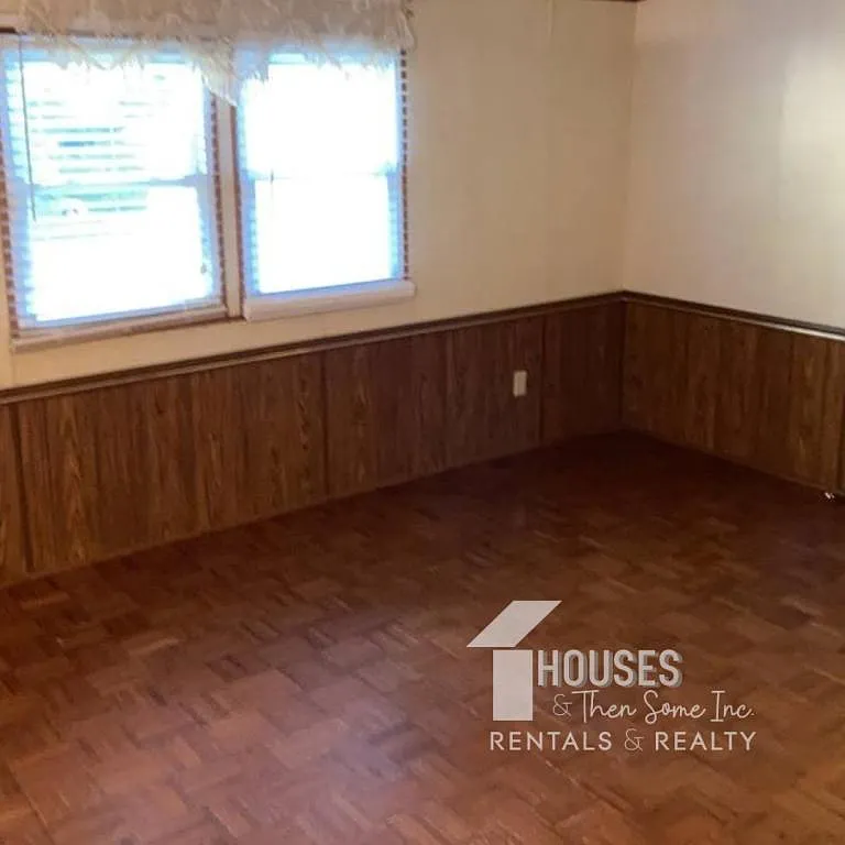 101 N Jamestowne Dr — Photo 2