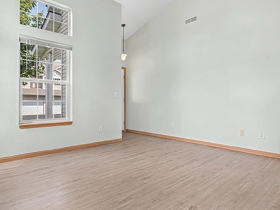 4th image of 78 Bridgewater Trl