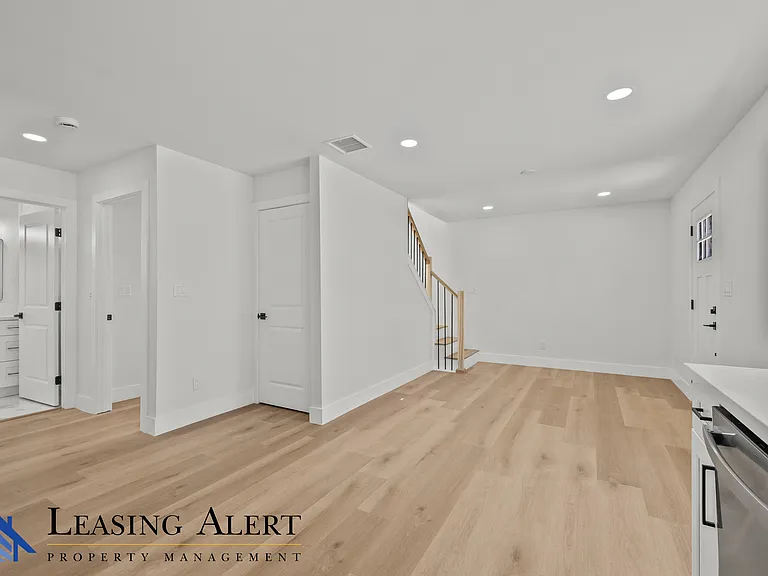 16446 Lassen St — Photo 11