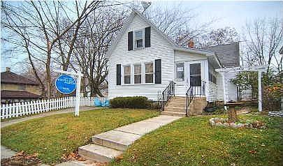 1st image of 622 Emerald Ave NE